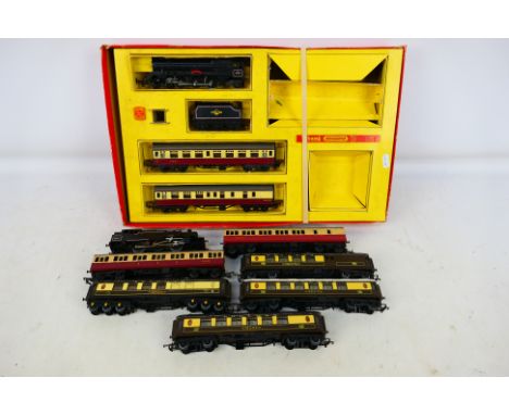 Hornby - A part OO gauge train set with a 4-6-2 Princess Elizabeth locomotive and 2 x coaches in Good condition with a 2-6-2 