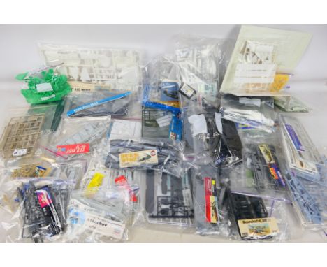 Novo - Heller - Frog - Others - A bagged group of 39 unboxed plastic model kits in a variety of scales, predominately aircraf