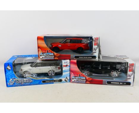 Maisto - 3 x boxed Custom Shop cars in 1:18 scale, Range Rover Sport in orange, Range Rover Sport in white and a Hummer H2. T