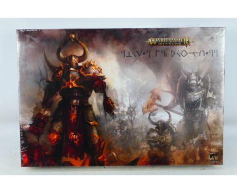 Warhammer - A boxed factory sealed Warhammer 'Age of Sigmar - Slaves to Darkness' set. The set is presumed to be in Mint cond