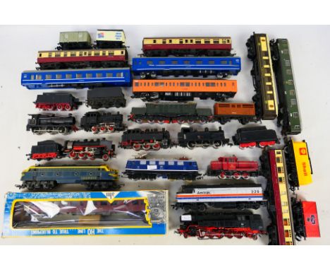 Marklin - Tri-ang - Life-like - AHM - Others - An assortment of HO/OO 2 &3-rail locomotives, coaches and rolling stock. Inclu