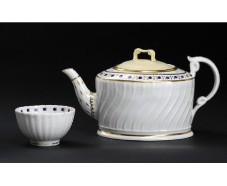 A CAUGHLEY OVAL TEAPOT AND MATCHING TEA BOWL, C1788-93 enamelled with the Flaming Pearl pattern, teapot 11.5cm h, with a repr