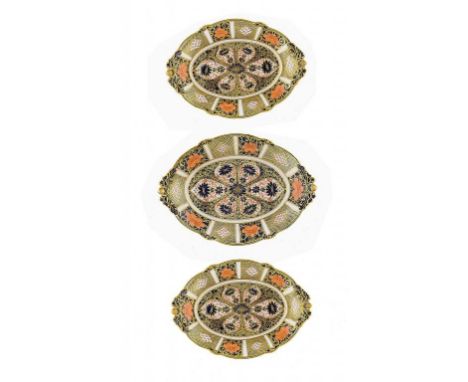 ONE AND A PAIR OF ROYAL CROWN DERBY IMARI PATTERN DISHES, 1920 AND 1935 on pierced feet, 20.5 and 23cm w, printed mark ++All 