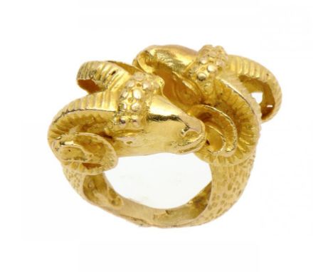 A CAST AND FINELY CHISELLED GOLD RAM'S HEAD CROSSOVER RING, 20TH C size I ++Fine quality and condition