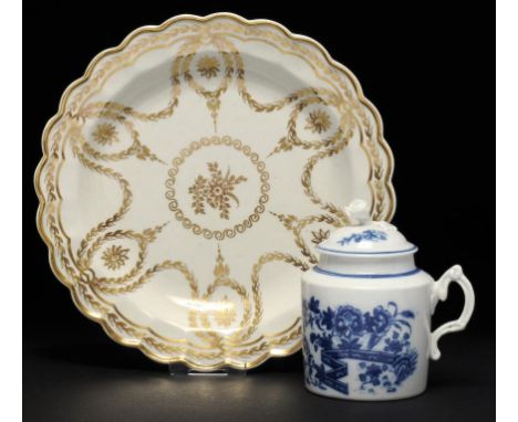 A CAUGHLEY BLUE AND WHITE MUSTARD POT AND COVER AND A CAUGHLEY FLUTED GILT PLATE, C1777-90 printed with the Fence pattern or 