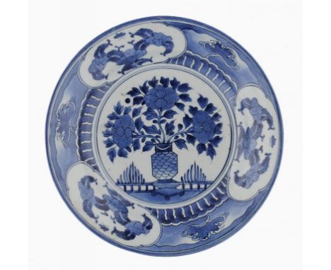 AN ARITA BLUE AND WHITE DISH, EDO PERIOD, 18TH C the underside painted with two long leaves, five stilt marks inside the foot