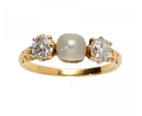 A PEARL AND DIAMOND RING, EARLY 20TH C in gold, size L ++Light wear to the setting but in good condition