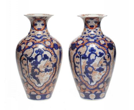 A PAIR OF JAPANESE IMARI VASES, EARLY 20TH C 30cm h ++Wear to gilding. One vase with some rim fritting, no restoration