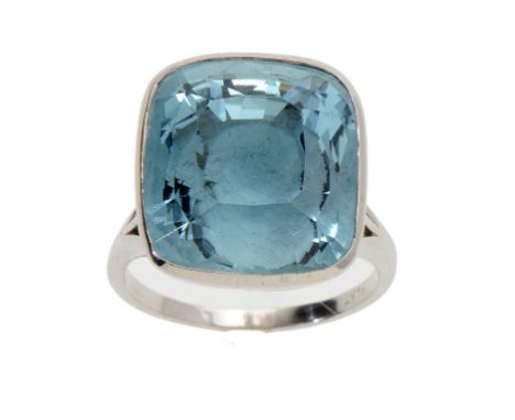 AN AQUAMARINE RING, LATE 20TH C in platinum, size O ++Fine quality and excellent second hand condition with hardly any sign o