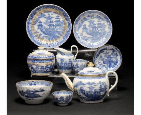 AN ASSEMBLED COALPORT BLUE AND WHITE TEA SERVICE, JOHN ROSE & CO, 1796-C1800 printed with the 1798 Pagodas pattern and variou