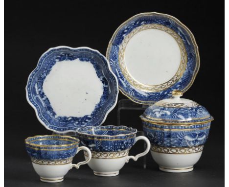 FIVE CAUGHLEY BLUE AND WHITE BELL FLUTED TEA WARES, C1779-88 printed with the Fitzhugh pattern, sucrier and cover 11.5cm h (6