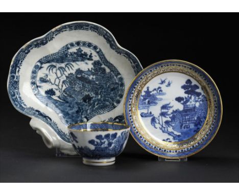 A CAUGHLEY BLUE AND WHITE SHELL SHAPED DESSERT DISH AND A MATCHING CHINESE TEA BOWL AND A SAUCER GILDED IN ENGLAND, C1795 in 