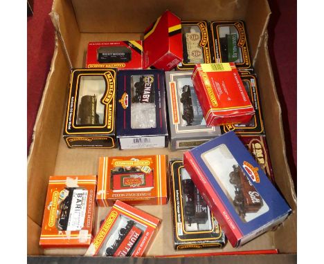 A tray containing a quantity of 00 gauge various makes boxed rolling stock, specific examples to include Mainline Railways 7 