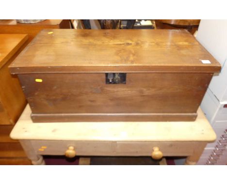 A rustic elm hinge topped tool chest, with iron locking plate and conforming end carry handles, w.87.5cm 