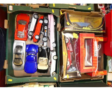 2 trays containing boxed &amp; loose large scale modern issue diecast to include Maisto Mercedes Benz 500 special roadster, M