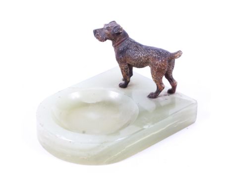 A late 19th/early 20th century onyx ashtray surmounted with a cold painted bronze model of a dog, 10 cm deep