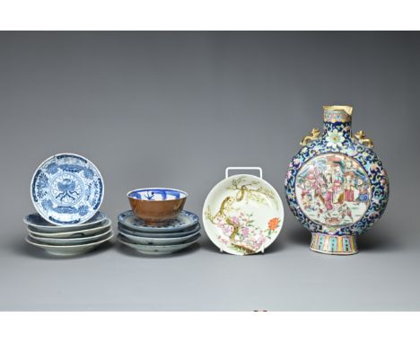 A GROUP OF CHINESE PORCELAIN ITEMS, 19TH CENTURY. To include a moon flask decorated with warrior scene roundel and birds in l