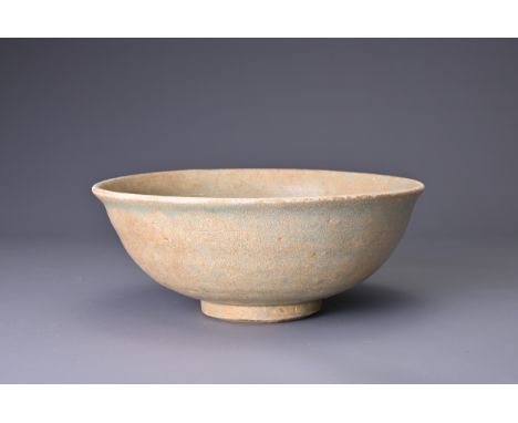 A CHINESE LONGQUAN CELADON BOWL, SONG / YUAN DYNASTY, ZHEJIANG PROVINCE. Flared rim and lightly incised decorative lines surr