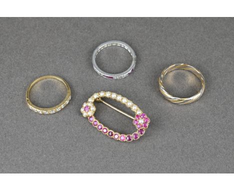 A GROUP OF RINGS AND BROOCH. To include an 18ct white and yellow gold band, stamped 750 ring size P/Q, 5.7 grams; An 18ct yel