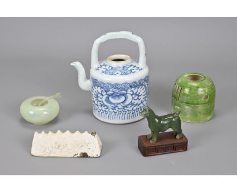 A GROUP OF CHINESE ITEMS, 19/20TH CENTURY. To include a blue and white porcelain tea pot decorated with floral scrolls, 19th 