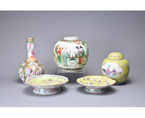 A GROUP OF CHINESE PORCELAIN ITEMS, 19/20TH CENTURY. To include a Canton export famille rose porcelain bottle vase; A famille