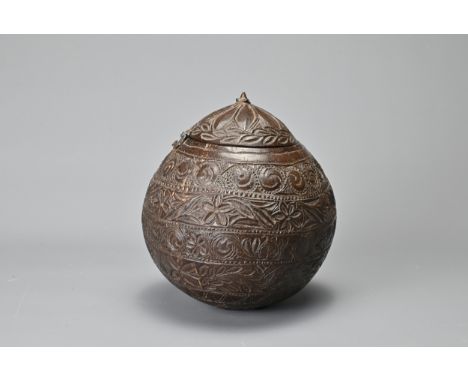 AN ANGLO INDIAN CARVED COCONUT TEA CADDY, 19/20TH CENTURY. With bands of floral decoration in relief and metal hinge for the 