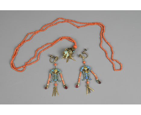 A PAIR OF CHINESE KINGFISHER, CORAL AND PEARL MOUNTED SHOU EARRINGS AND A SIMILAR PENDANT, CIRCA 1900. The gilt metal earring