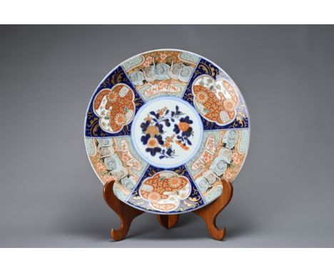 A LARGE JAPANESE EDO PERIOD (1603-1868) IMARI CHARGER. Painted with flowers to the centre within panelled borders of cloud-sh