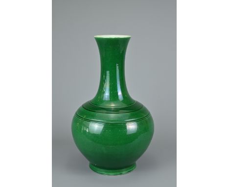 A CHINESE GREEN GLAZED BOTTLE VASE, 20TH CENTURY. Globular body with tall tapered neck decorated with raised  horizontal band