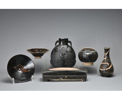 A GROUP OF CHINESE CIZHOU / JIZHOU TYPE BLACK GLAZED CERAMIC ITEMS. To include a fish decorated flask of flattened ovoid form