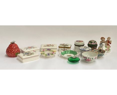 A mixed lot of ceramics to include Wedgwood, Delft, 18th century bowl (af); Porcelaine de Paris trinket box etc 