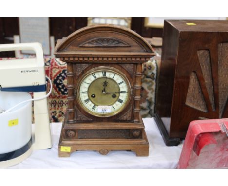 Early 20th century oak mantle clock 