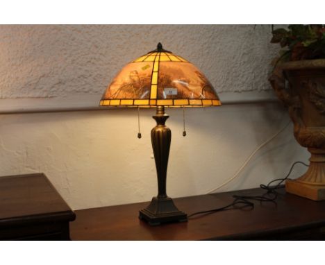 Tiffany style table lamp with bird pattern shade, height +/- 58 cm