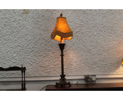 Gilt metal table lamp with shade, +/- 86 cm high