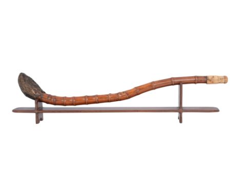 λ A JAPANESE MEIJI BAMBOO OPIUM PIPE Japan, ca. 1868 - 1912The long, upward-curving bamboo cane fitted with a bone or marine 