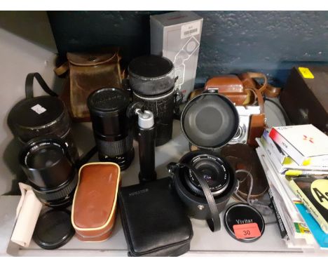 Vintage cameras and lenses to include a Vivitar 24mm wide angle lens, a Minolta lens, a Silette Prontor-SVS camera and a Koda