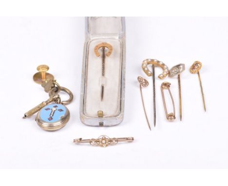 A collection of four yellow metal stick pinsTwo horseshoe stick pins, a heart and pearl stick pin, a 'P' initial stick pin, a