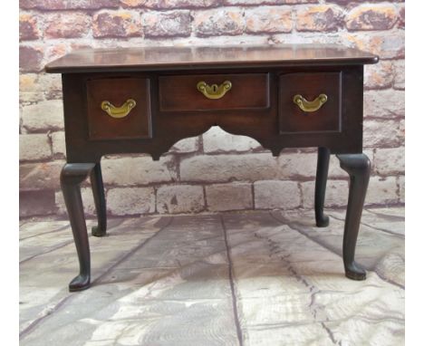 MID 18TH CENTURY MAHOGANY LOWBOY, reeded top above arrangement of three drawers and cusped under arch, cabriole legs with poi