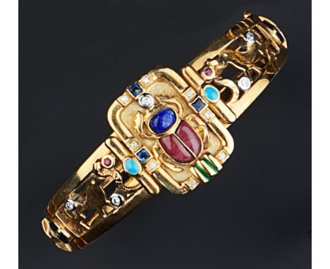 AN EGYPTIAN REVIVAL VARI GEM-SET AND ENAMEL SUITE, comprising a hinged oval bangle of tapered design, with central scarab car