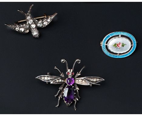 A COLLECTION OF ANTIQUE AND LATER JEWELLERY, to include an enamel floral panel brooch by Charles Horner, an amethyst and seed