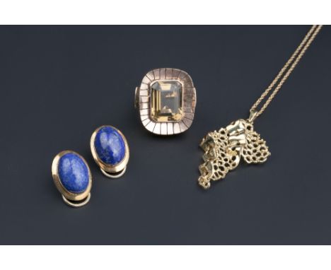 A PAIR OF OVAL LAPIS LAZULI EARCLIPS, with hinged clip fittings, 2.3cm long, together with a gem set single stone ring and an