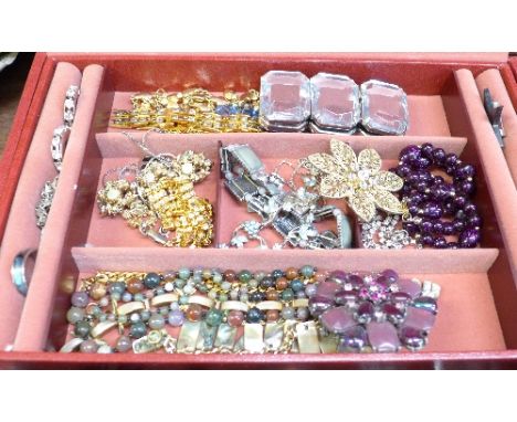 A jewellery box and costume jewellery, 2.9kg