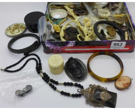 Costume jewellery including an agate set brooch, a novelty violin vesta case, cufflinks, etc.