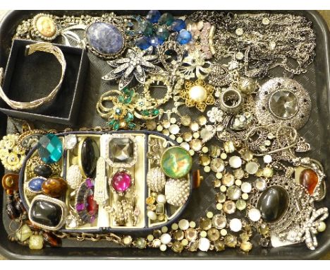 Costume rings and other costume jewellery, and a 925 silver bangle