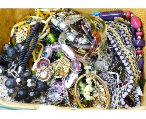 Costume jewellery, 4.86kg