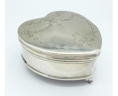 A silver heart shaped trinket box, Chester 1914, width 7cm, a/f