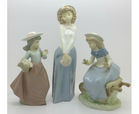 Three Nao figures