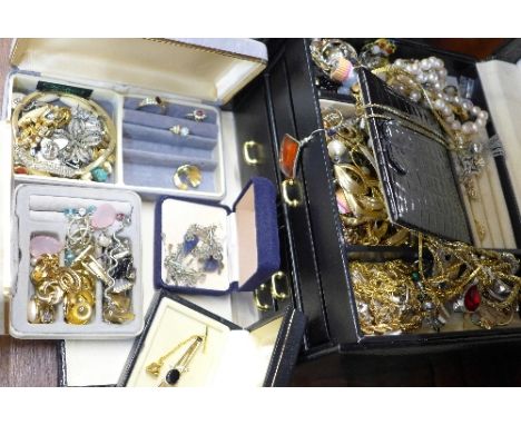 A case of costume jewellery and other boxed jewellery, 3.5kg