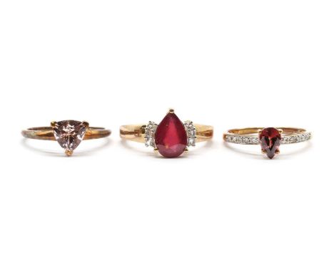 Three 9ct gold rings,comprising a single stone morganite ring, Birmingham 2010, a fracture filled ruby and white topaz ring, 