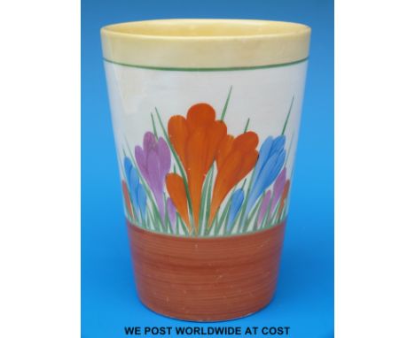 A Clarice Cliff lemonade beaker decorated in the Crocus pattern (11cm tall)